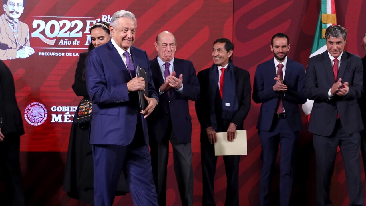 El presidente López Obrador firmó con empresarios y distribuidores el Acuerdo Contra la Inflación y la Carestía