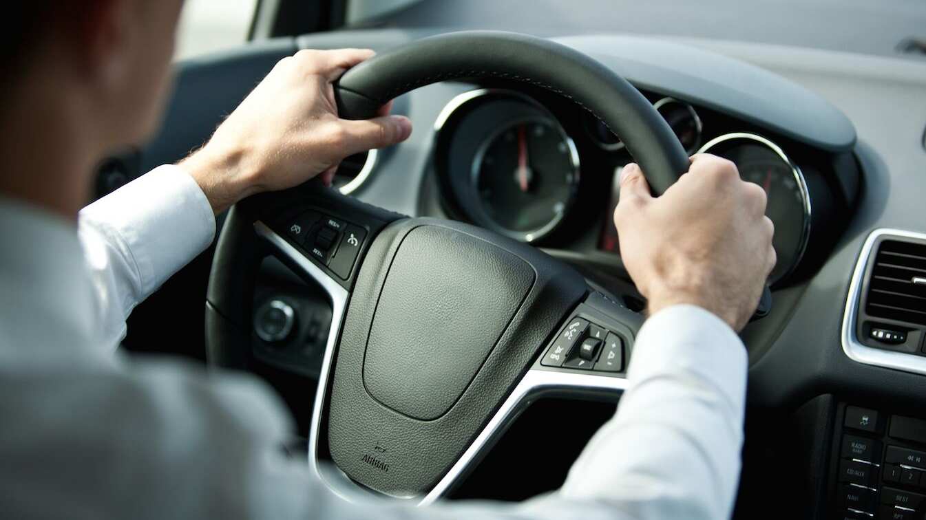 LO que debes pensar al comprar un auto. | Dreamstime