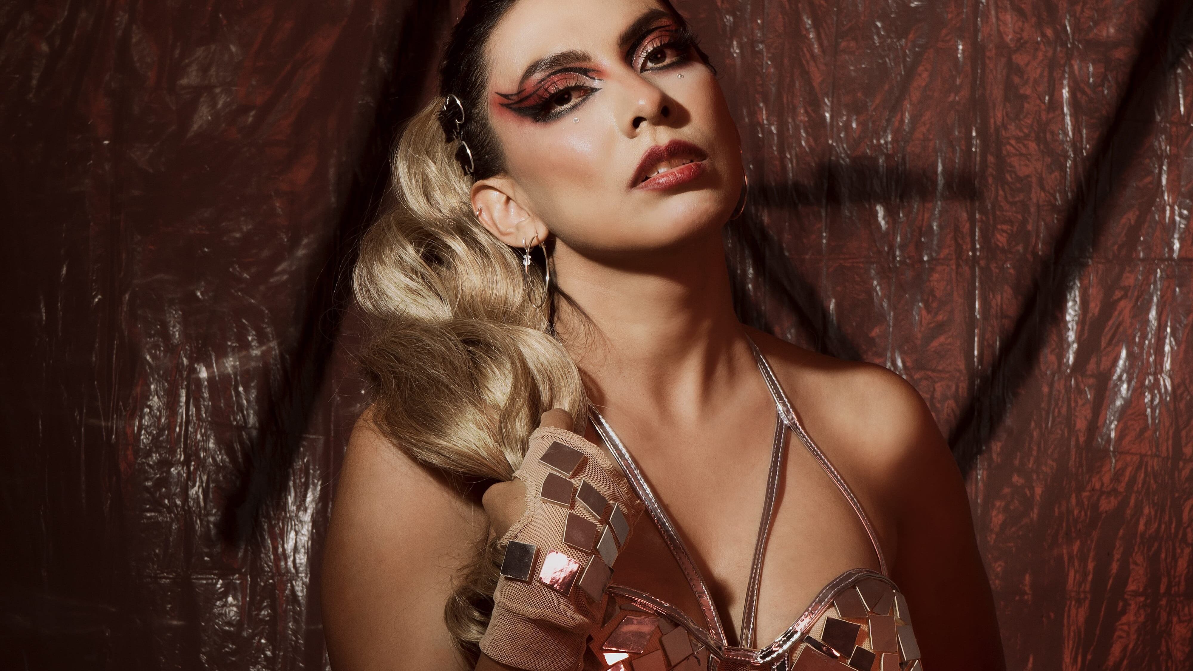 A Viscaya trabajó estrechamente para comprender y valorar profundamente la subcultura del Ballroom, un espacio de liberación y expresión para la comunidad LGBTQ+.