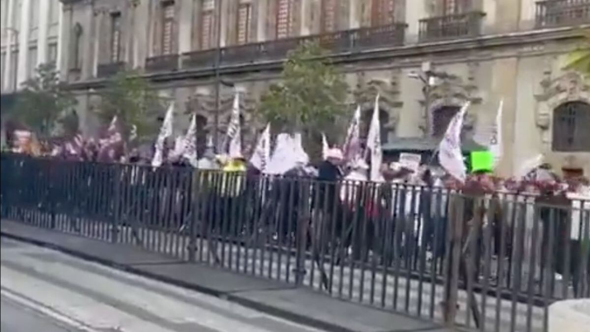 Simpatizantes de Sheinbaum llegan al Zócalo para el inicio de su campaña presidencial