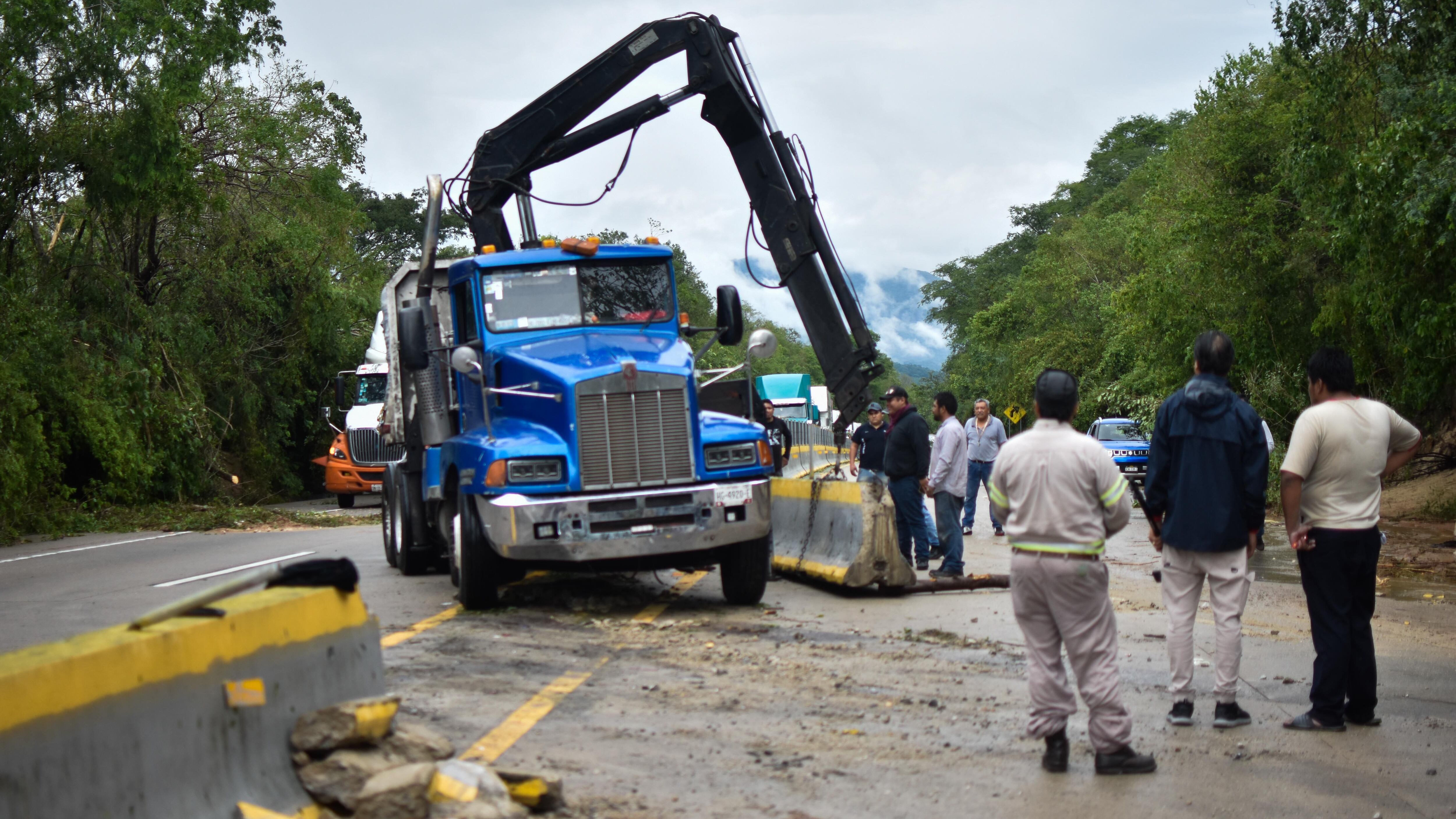 CHILPANCINGO, GUERRERO. 25OCTUBRE2023.- Por más de 10 horas, la Autopista del Sol quedo cerrada por los deslaves que ocasionaron las lluvias de la Tormenta Tropical ‘Otis’, la cual toco tierra siendo Huracán categoría 5 y alcanzo vientos de hasta 300 kilómetros por hora y que al llegar a las costas de Guerrero bajo a categoría 1, para posteriormente degradarse a tormenta, causando múltiples afectaciones.
A escasos kilómetros de la Caseta de ‘La Venta’, el deslave de tierra y agua, arrastro también piedras y arboles desde sus raíces, alcanzando poco más de un metro de altura, lo que impidió que los automovilistas llegarán al puerto o continuarán sus caminos hacia alguna de las dos costas del estado. En el lugar, fueron los miembros del ejercito mexicano quienes, con el plan DN-III-E, comenzaron con los trabajos de remoción del lodo acumulado en el kilometro 360 de la Autopista del Sol.
FOTO: DASSAEV TÉLLEZ/CUARTOSCURO.COM