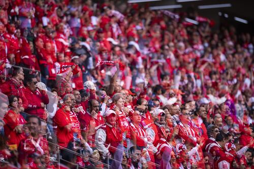 Afición de Toluca calienta juego ante América con mantas tras golpear a fans azulcremas