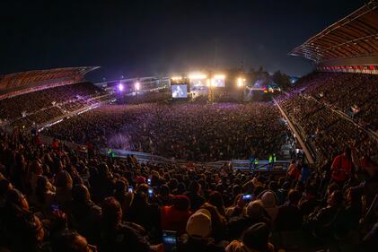 En un encuentro único con sus fanáticos de todas las edades, Los Temerarios ofrecieron la primera de sus dos presentaciones en el Estadio GNP Seguros, recinto que fue testigo de una noche llena de temas que marcaron la carrera de la agrupación en más de 40 años dentro de la industria, por lo cual el público coreó canciones como “Dímelo", "Solo te quiero a ti", "Te hice mal", "Por qué te conocí", entre otras.
