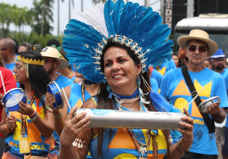 En Río de Janeiro, la playa de Copacabana recibe a más de dos millones de personas con shows gratuitos de pirotecnia de música y es la vitrina más conocida, pero la festividad se celebra en todos los rincones de Brasil.