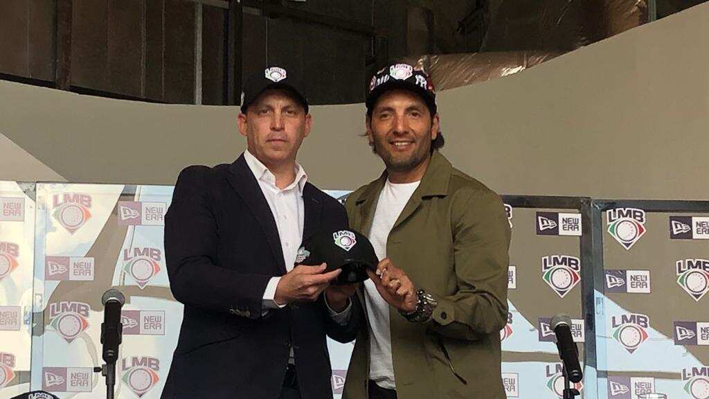 Horacio de la Vega junto a David Pérez, Director General de New Era México I Iván Navarro