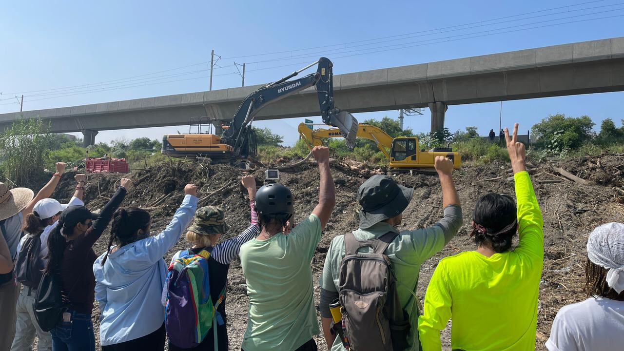 La mañana del martes, ciudadanos acudieron al lecho del Santa Catarina para protestar, de forma pacífica, por el desmonte.