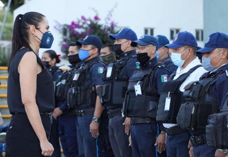 Ale Gutiérrez pasando lista a policías