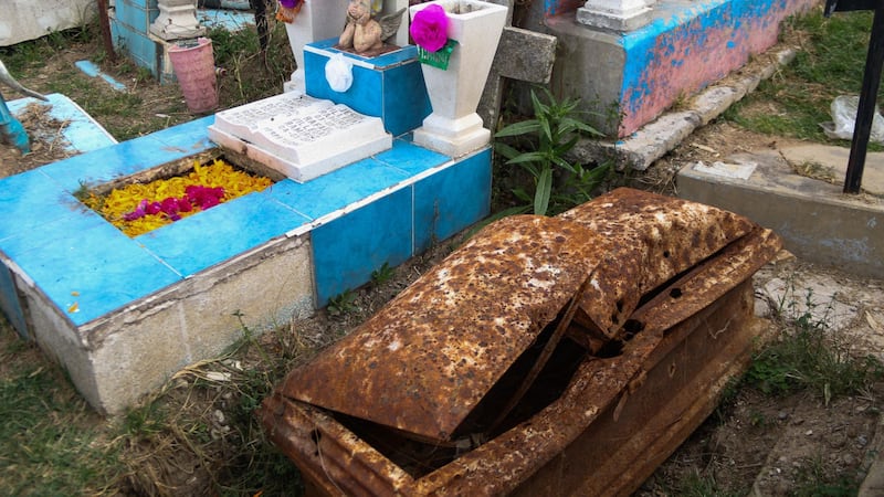 Panteones de Ciudad de México sufren saqueo de tumbas, ¿cuál es el uso que le dan a los restos humanos robados?