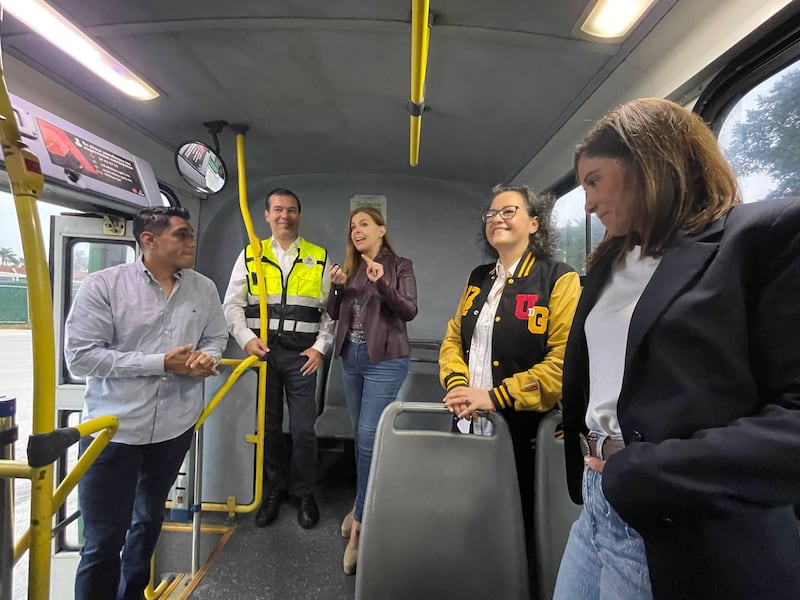 Autoridades de la UdeG y del Gobierno de Jalisco estuvieron presentes en la revisión de unidades. CORTESÍA