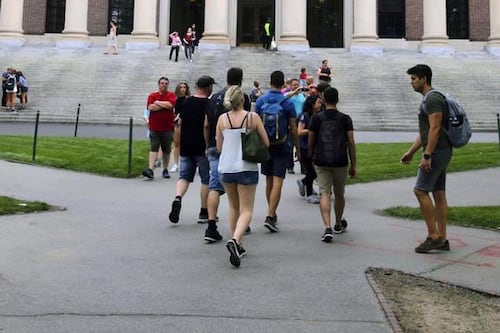 Gobierno de Trump prohíbe a Harvard inscribir a estudiantes extranjeros