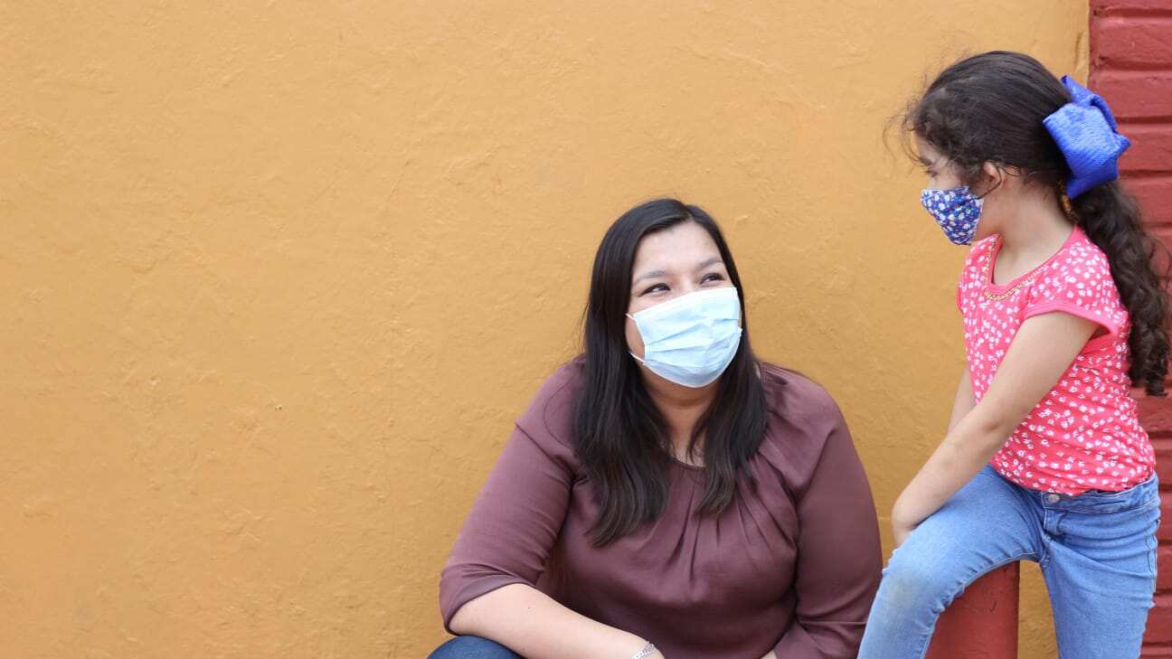 En algunas zonas de Estados Unidos y Canadá el uso de cubrebocas se volvió a implementar.