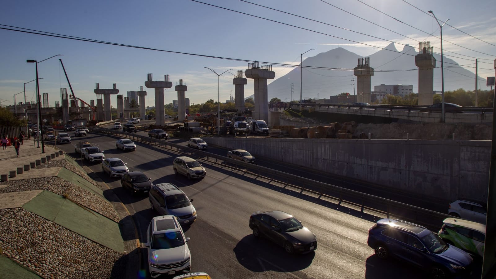 La población del área metropolitana invierte hasta 3 horas diarias en moverse dentro de ella.