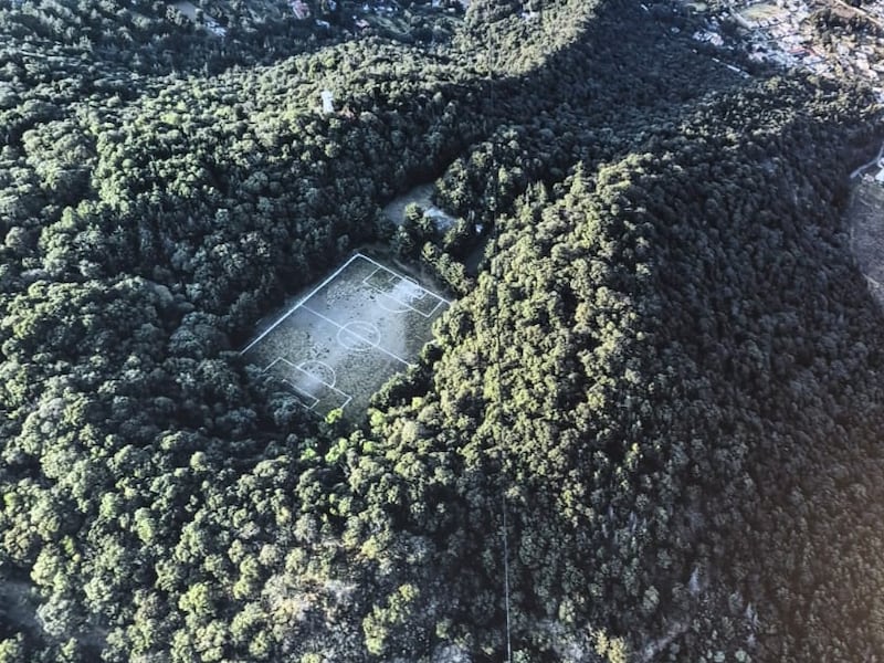 En su colección “Canchas”, el artista retrata los espacios que hacen del futbol un ritual colectivo