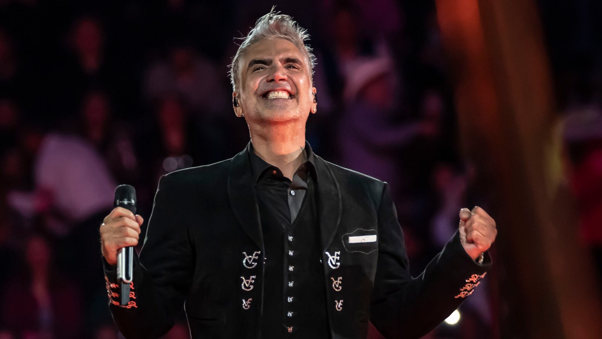 El cantante logró domar a la Monumental Plaza de Toros México.