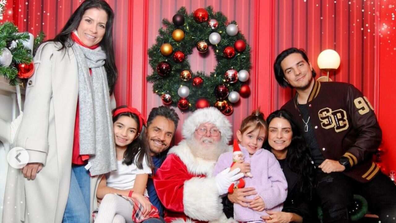 Los Derbez reciben críticas al excluir a José Eduardo de su postal navideña