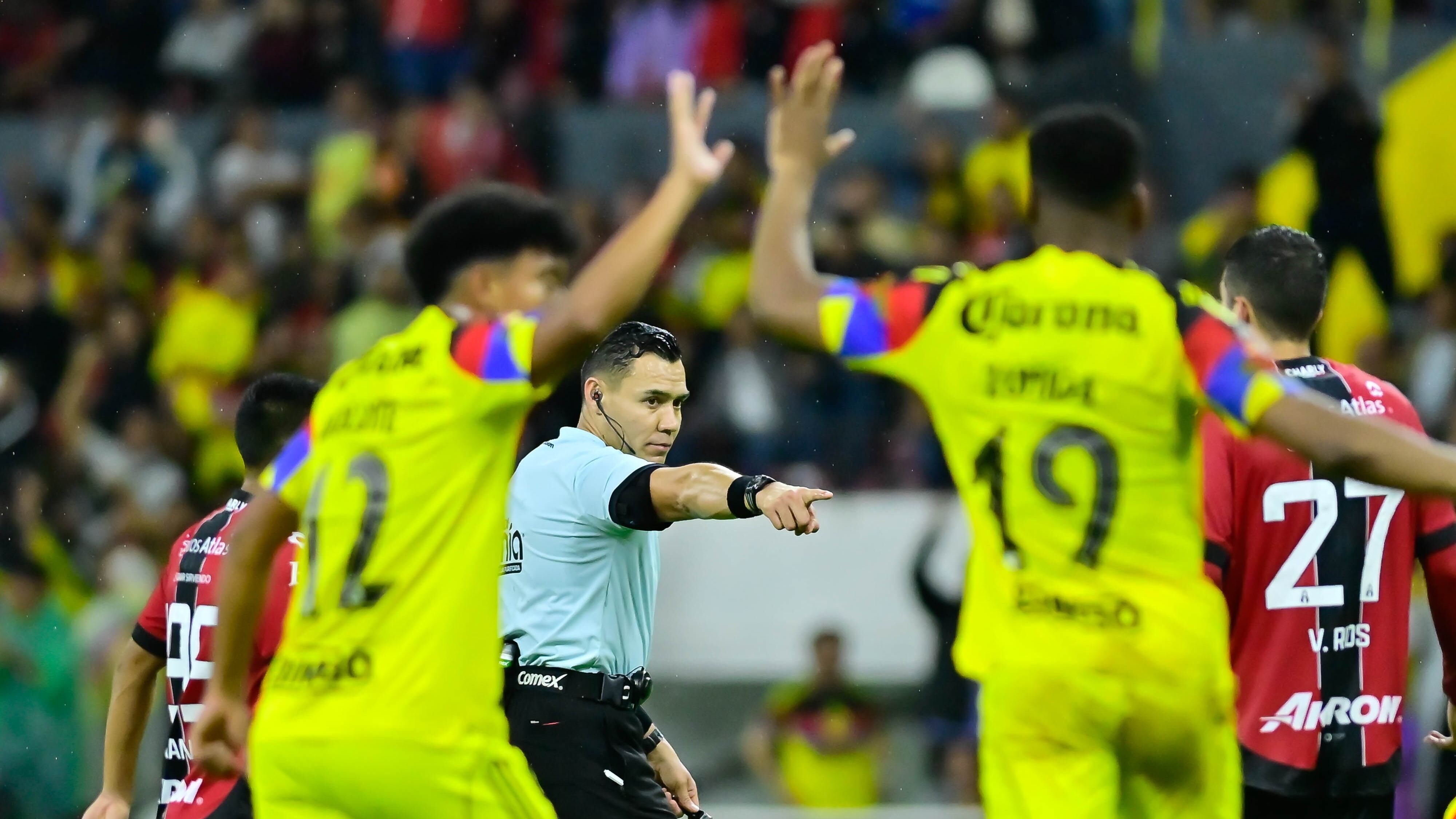 Marco Antonio Ortiz marcó dos penales para el América en el juego ante Atlas.