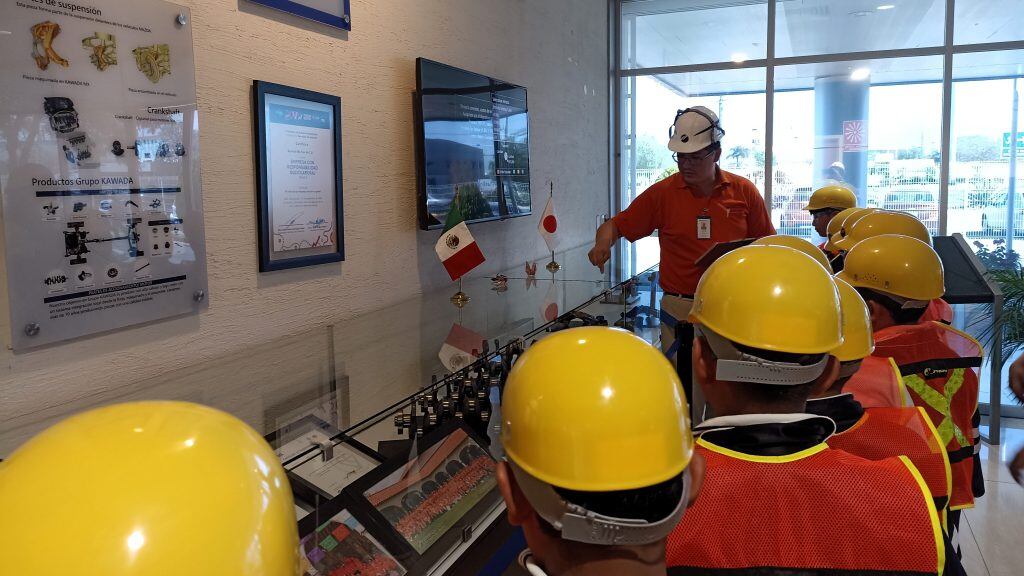 Alumnas y alumnos crean grullas de papel en KAWADA, en una visita que despertó su interés por la industria y la ciencia.