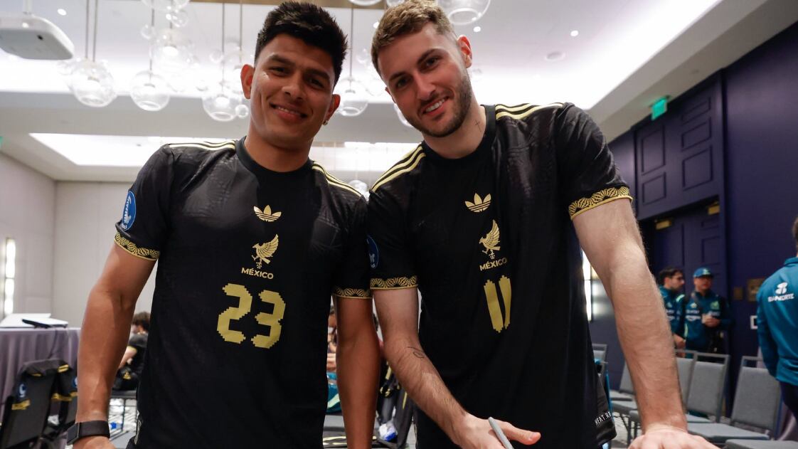 Santiago Giménez se burló de Jesús Gallardo con el nuevo jersey de México.