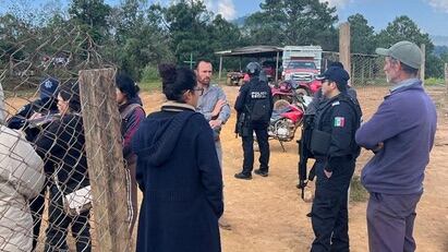 Autoridades de la SSP de Guerrero conversan con pobladores de El Durazno.