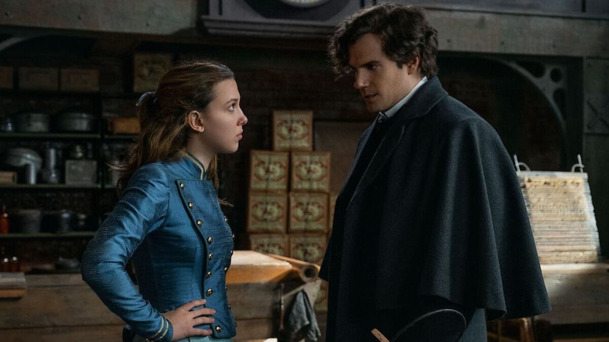 Millie Bobby Brown y Henry Cavill en 'Enola Holmes 2'