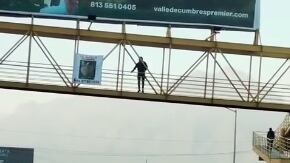 En el video, de fondo se escucha la canción “Rock ´n´ roll (Part 2)”, de Gary Glitter.