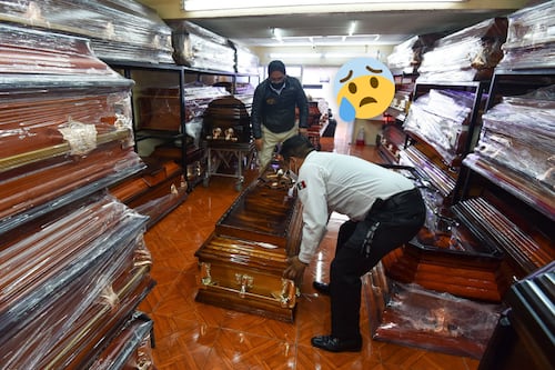 Ni muertos los respetan: funerarias estafan a familias y cobran el triple por un entierro