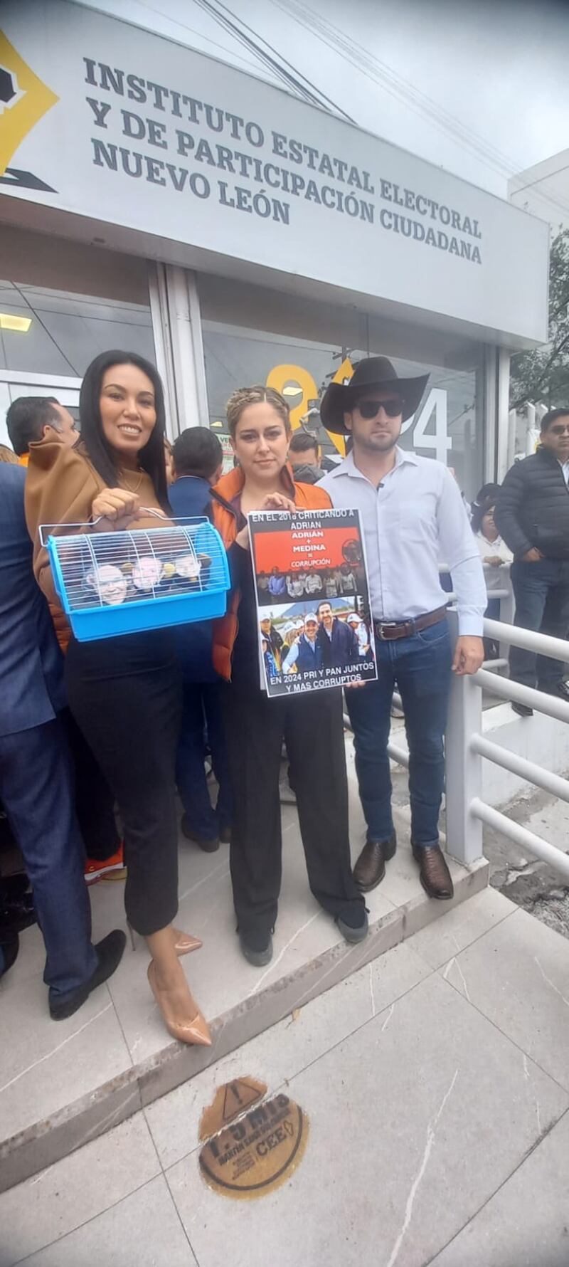 Alejandra Morales llevó una jaula con tres ratones simbólicos, estuvo acompañada por Glen Zambrano y Roberta Carrillo.