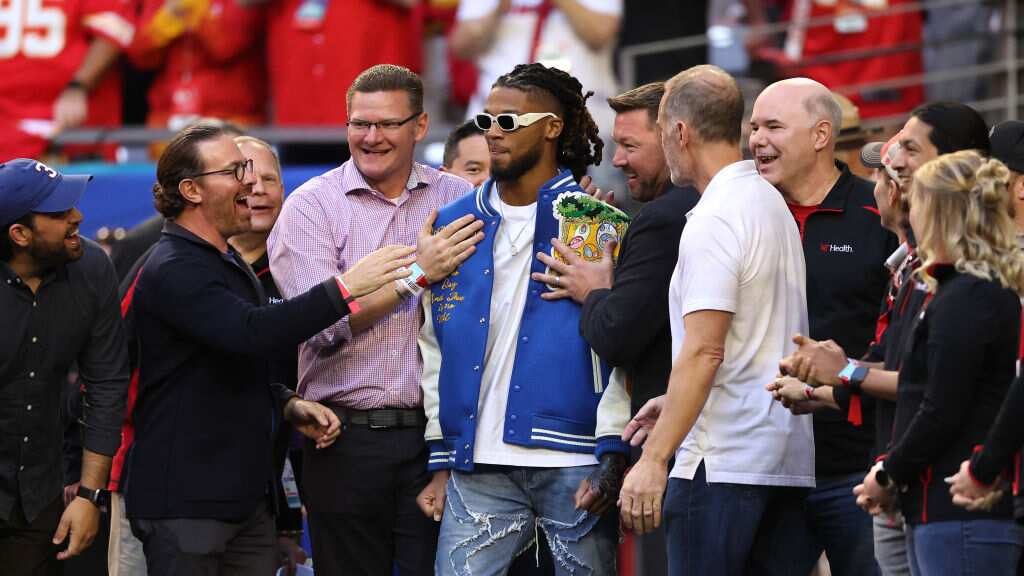 Damar Hamlin y el equipo médico que le salvó la vida fueron reconocidos en pleno juego