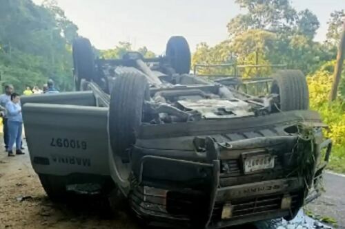 Camión de la Semar que escoltaba a la gobernadora de Colima sufre volcadura