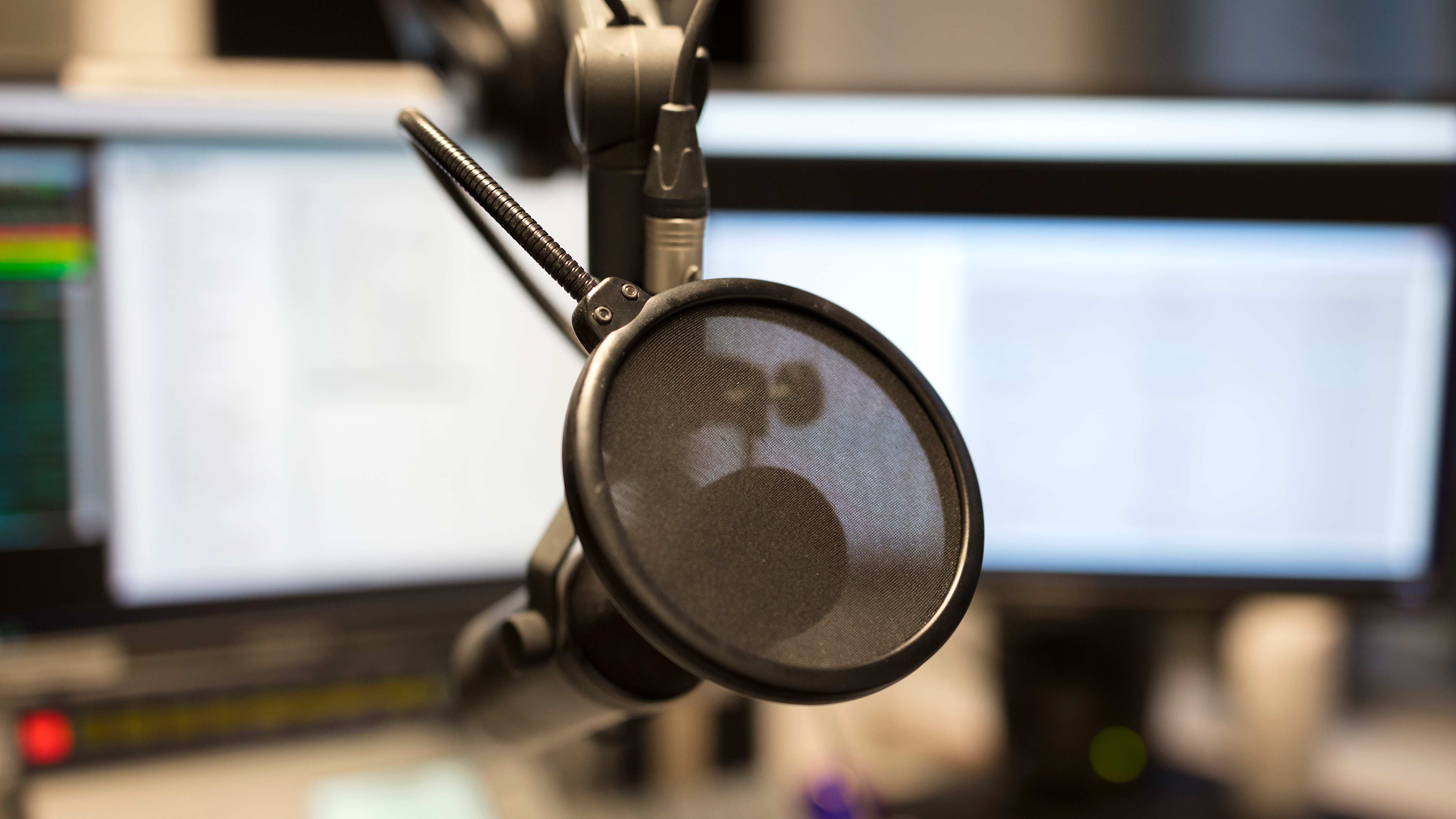 Primer plano de un micrófono en el estudio de transmisión de una estación de radio