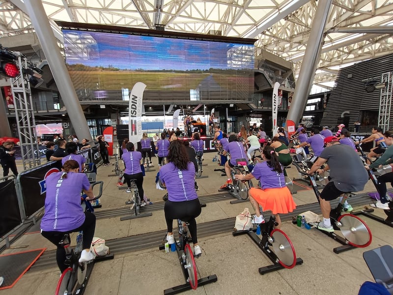 Cinco razones para subirte a la bici: los beneficios del cycling indoor