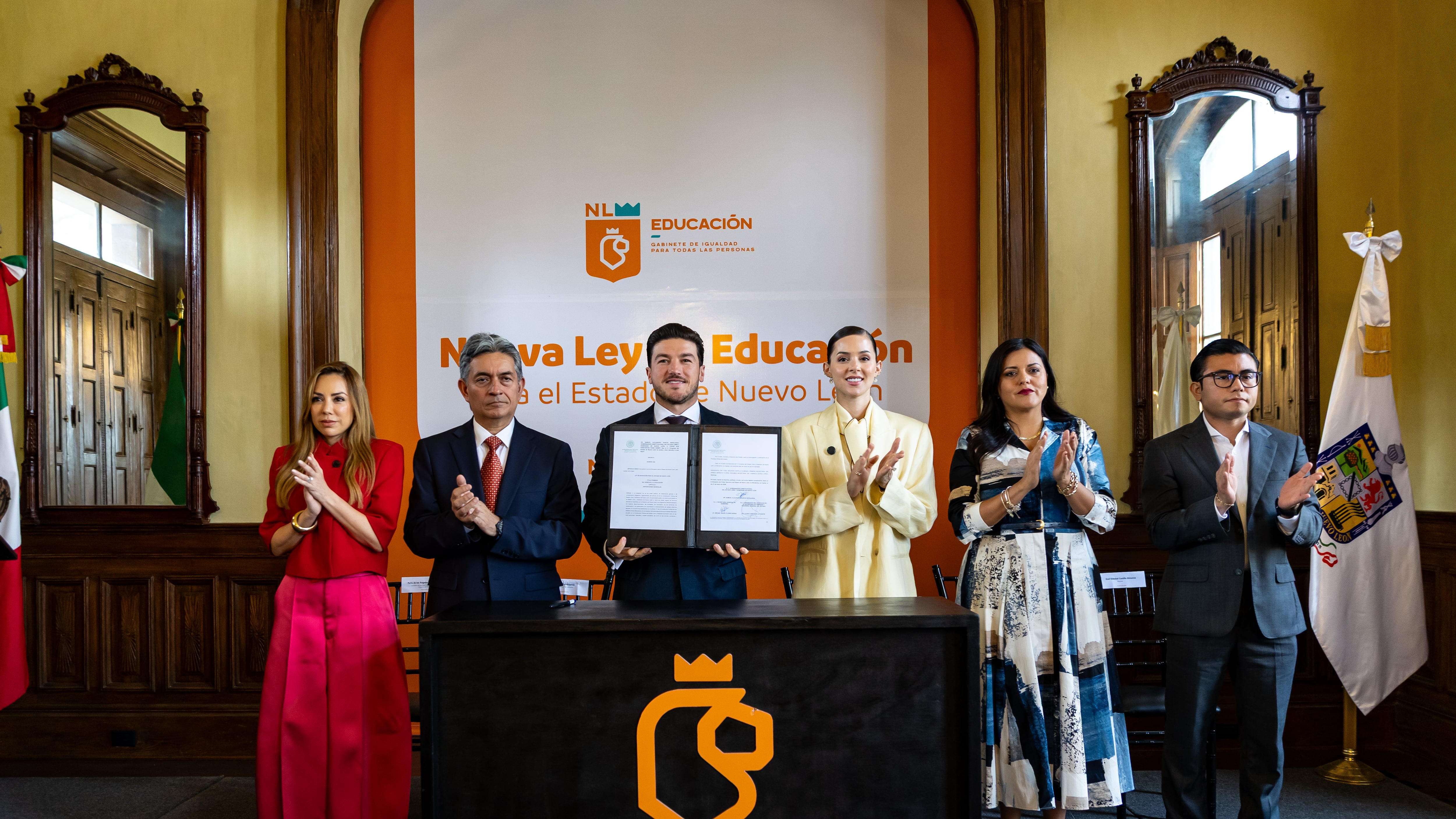 A la firma acudieron autoridades estatales y diputados locales.