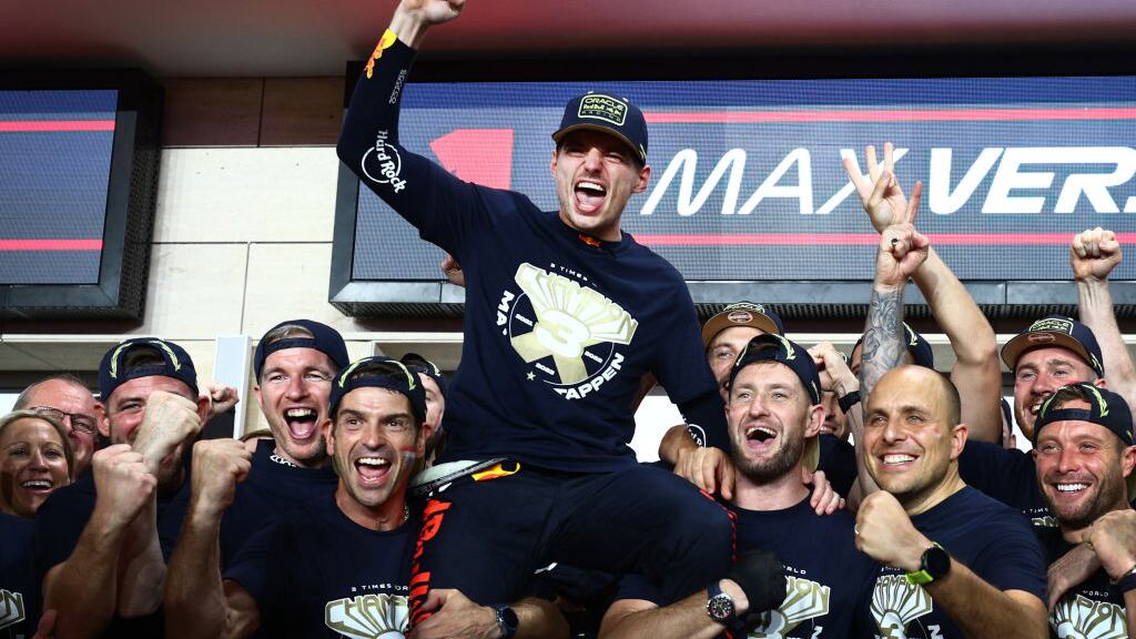 Max Verstappen y Red Bull celebran en lo más alto