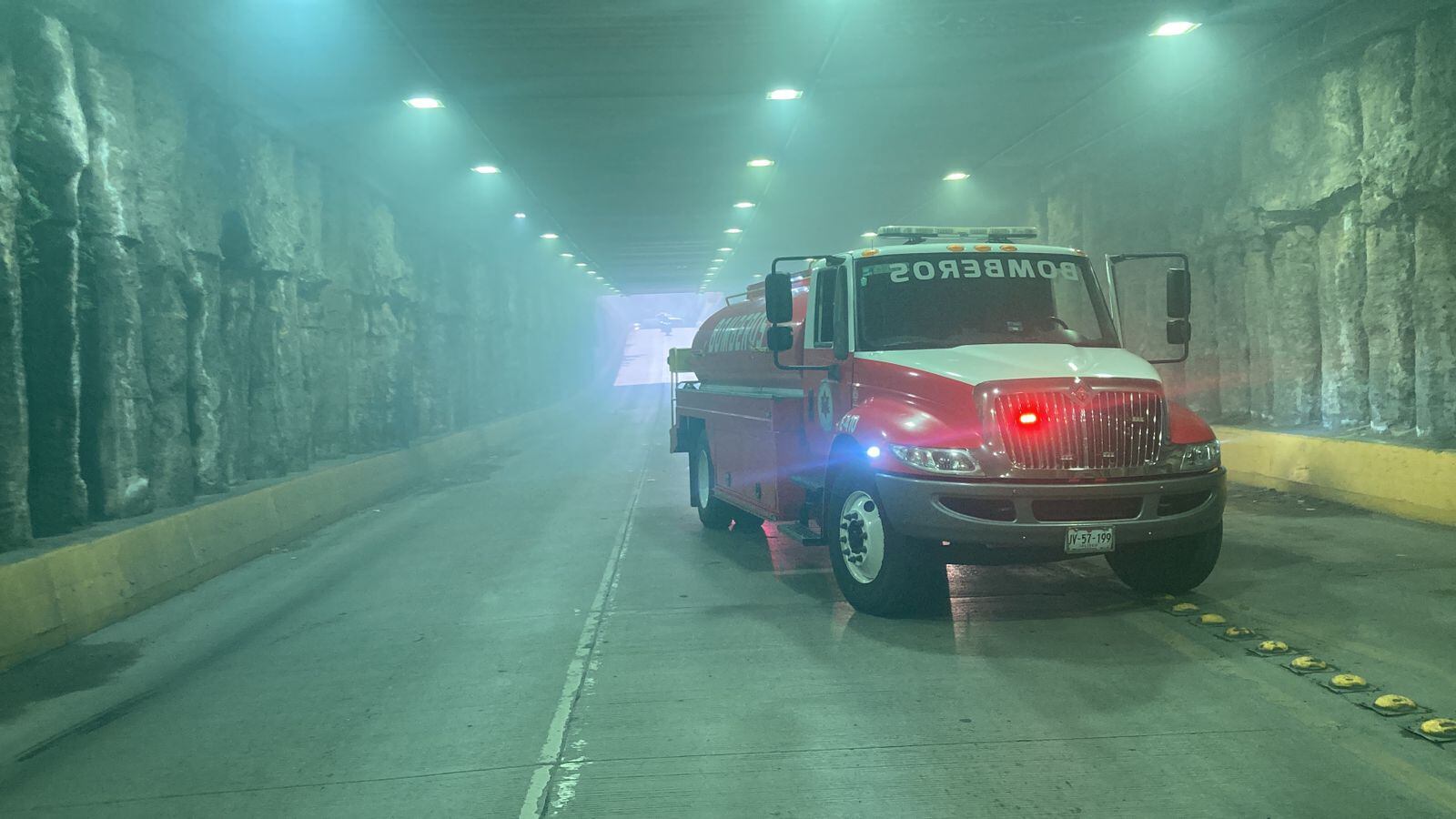 Autoridades colocan candados y soldan los ingresos a los respiraderos para evitar la entrada de indigentes, pero poco o nada sirve.