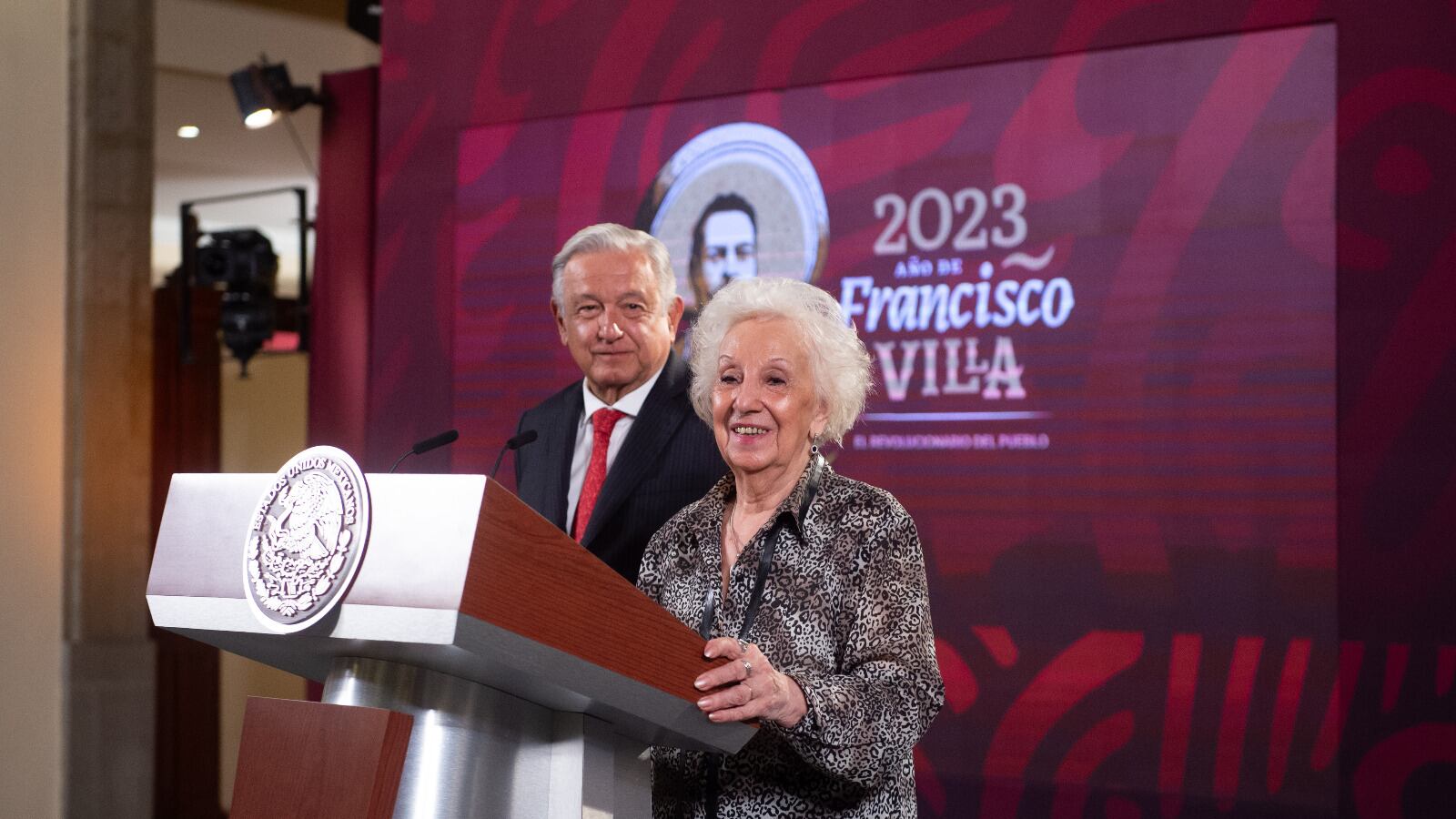 La fundadora de Las Abuelas de la Plaza de Mayo entregó un libro al presidente.