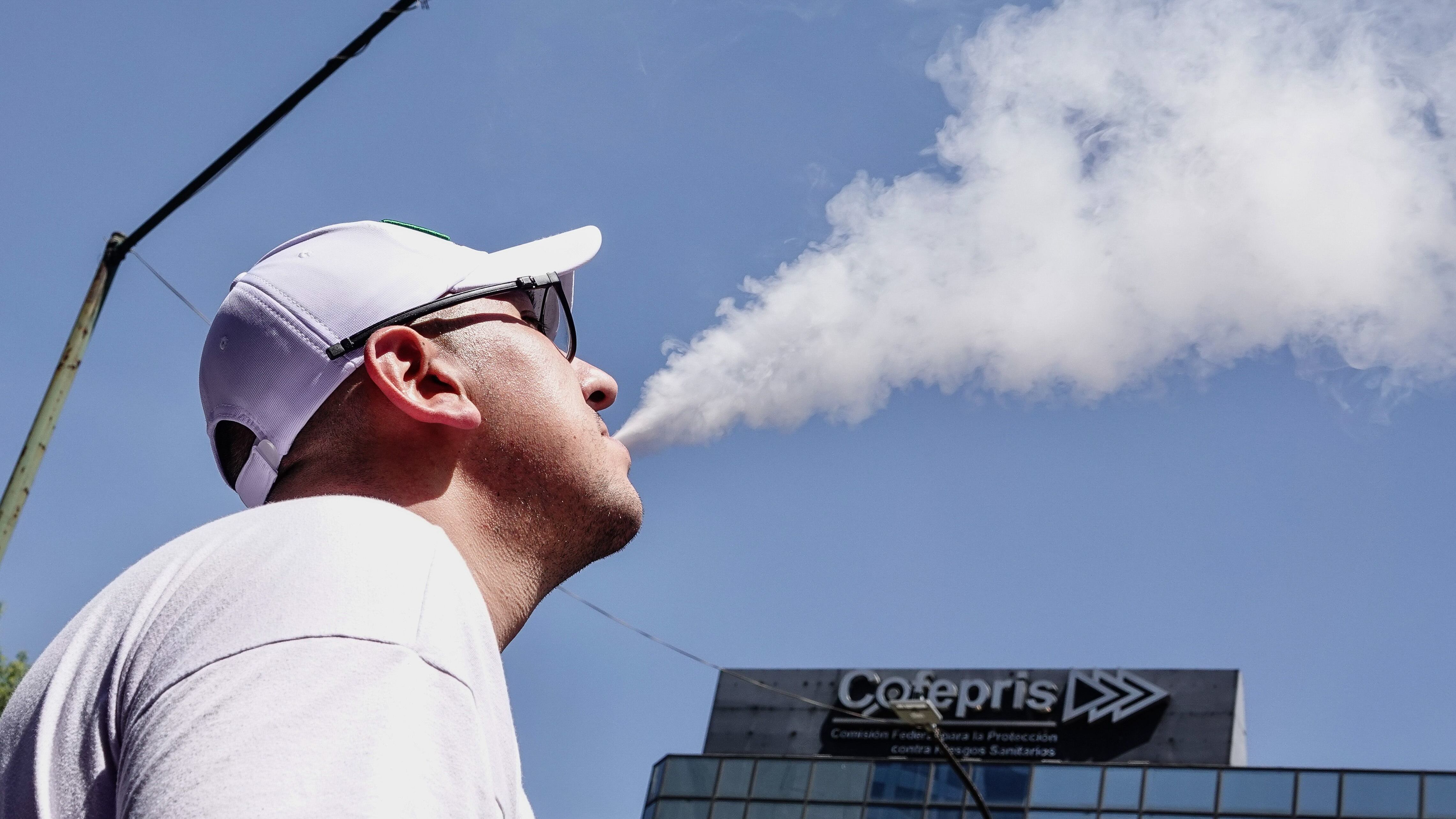 CIUDAD DE MÉXICO, 03JUNIO2022.- Integrantes de Vapeadores Unidos Unidos Mexicanos realizaron una protesta frente a Cofepris.
FOTO: ROGELIO MORALES /CUARTOSCURO.COM