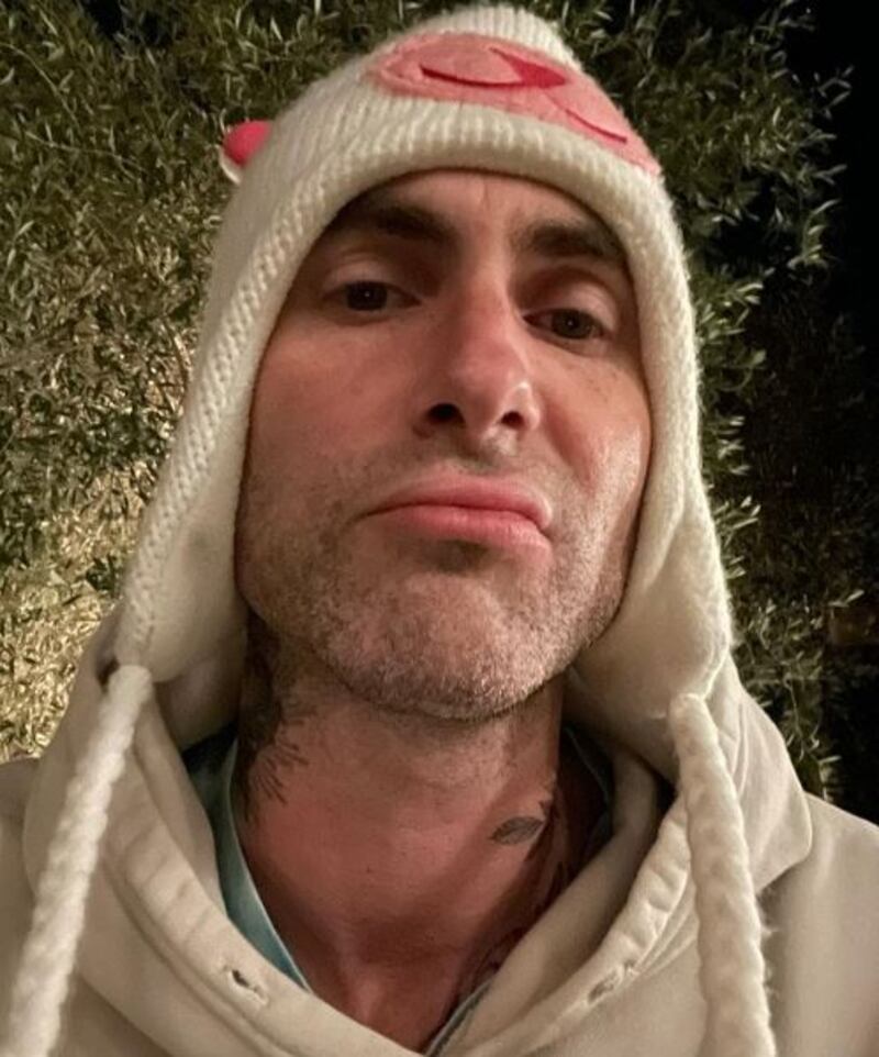 Adam Levine en Instagram muestra cómo hace su rutina de ejercicios