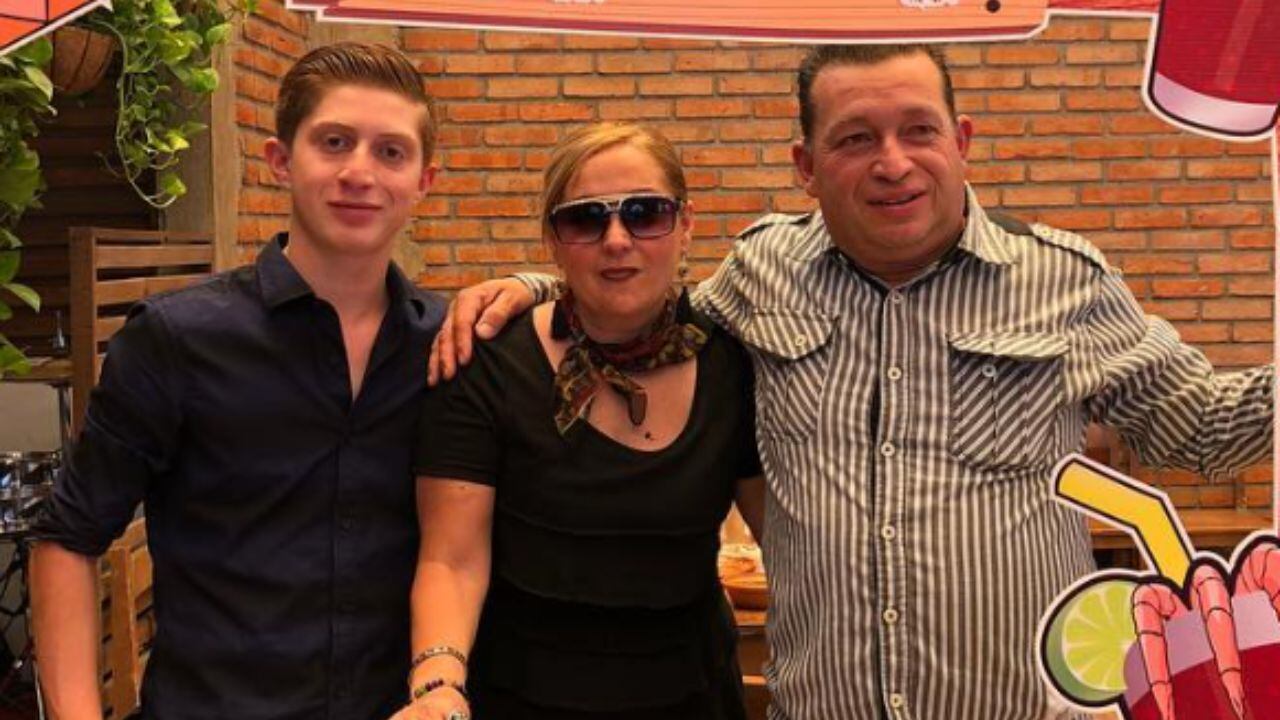 Octavio Ocaña y sus papás