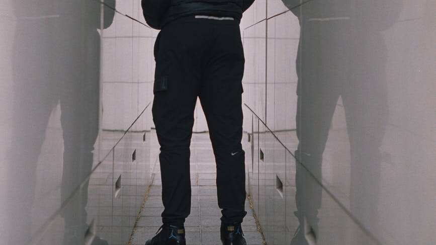 Seguramente has visto publicaciones de videos que se conectan de manera mágica por eso te explicaremos la transición pared a pared para videos de TikTok.