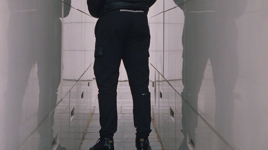 Seguramente has visto publicaciones de videos que se conectan de manera mágica por eso te explicaremos la transición pared a pared para videos de TikTok.