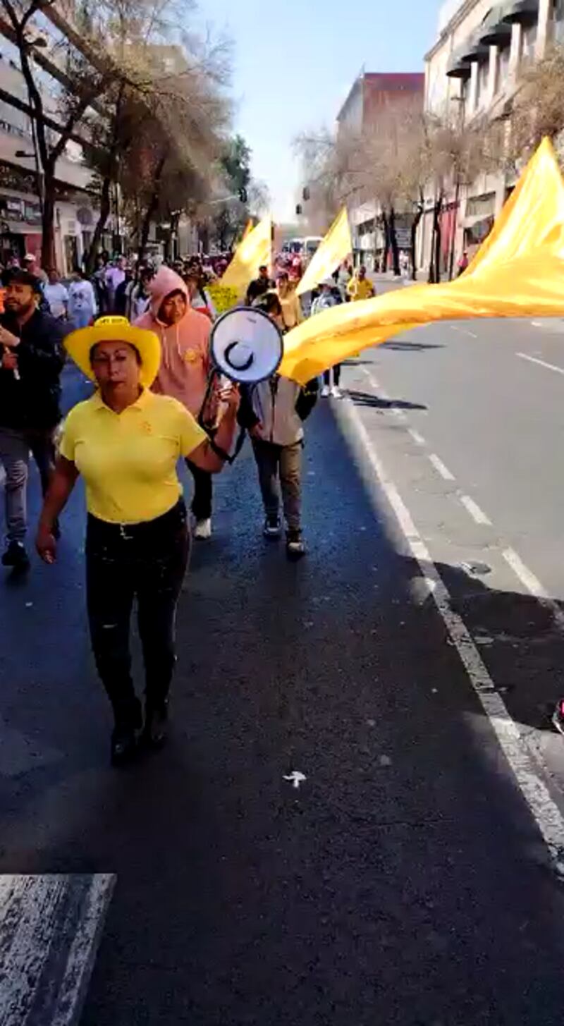 Mi voto no lo tocas tú, se escucha en el video.