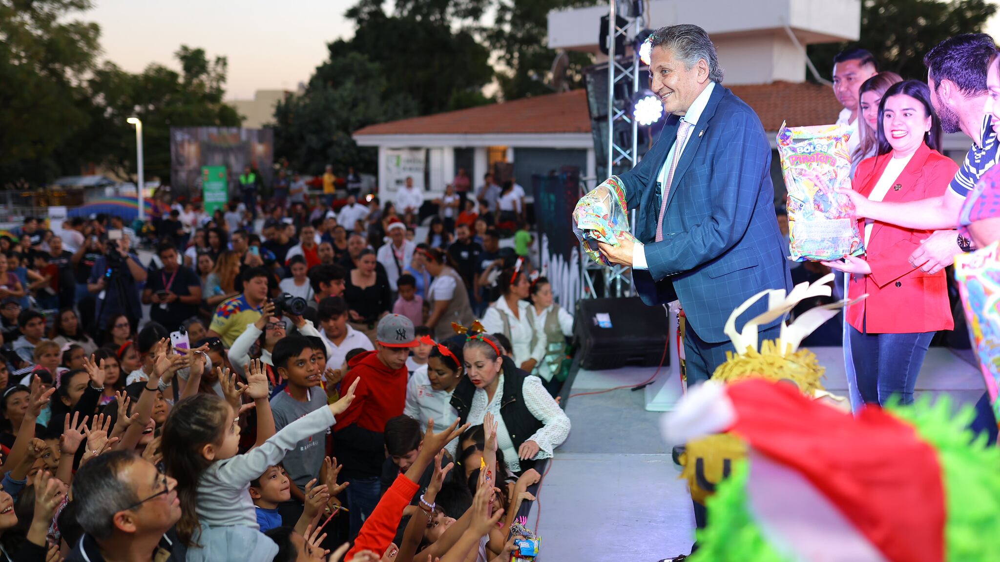 La Navidad llegó al parque de Altagracia en Zapopan, donde más de 500 personas de todas las edades participaron en una posada organizada por el Gobierno Municipal y el Gobierno de Jalisco. El evento estuvo lleno de actividades pensadas para fortalecer el tejido social y promover la convivencia vecinal.