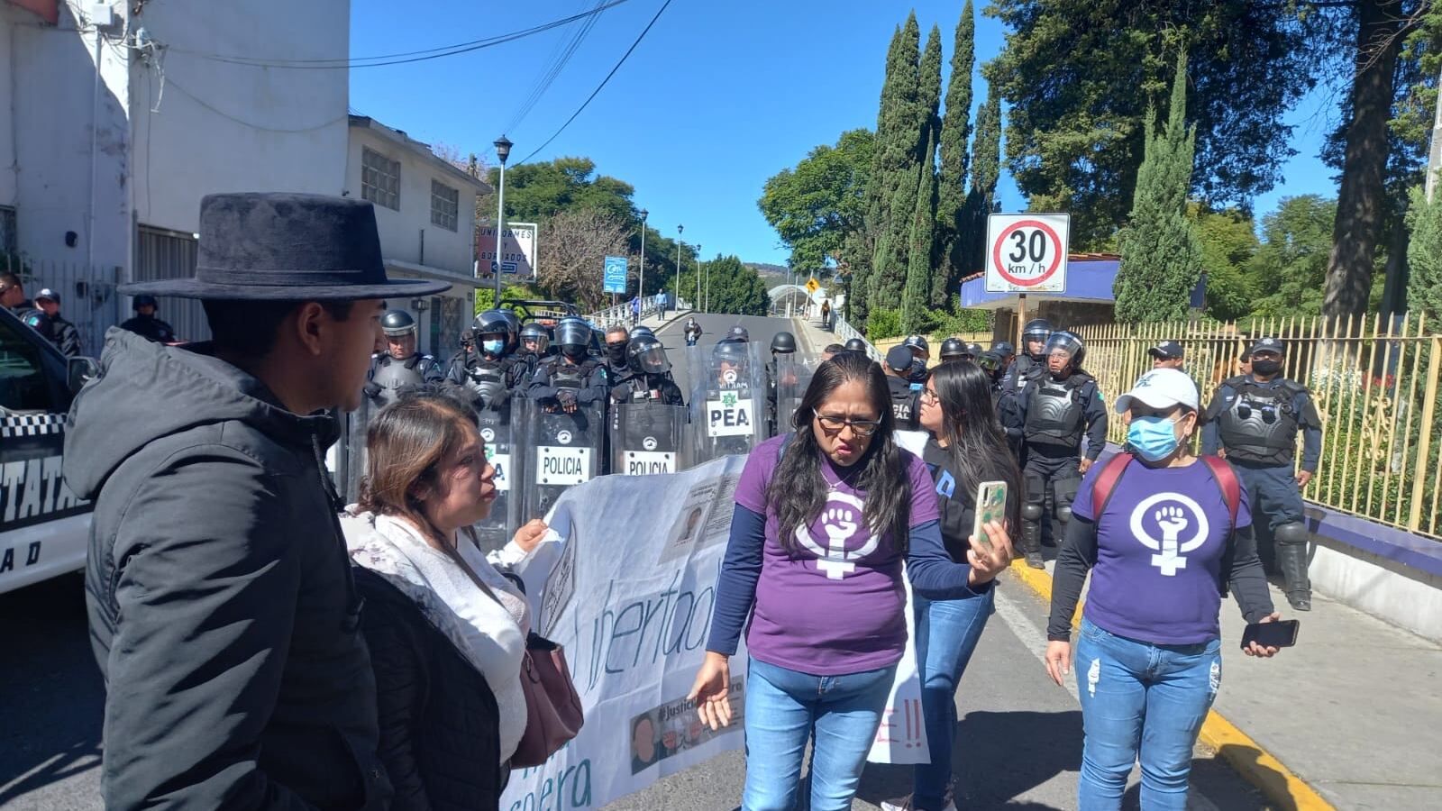 ¡No somos delincuentes!, policía de Tlaxcala reprime a familia de Pedro por exigir que se revise su caso.