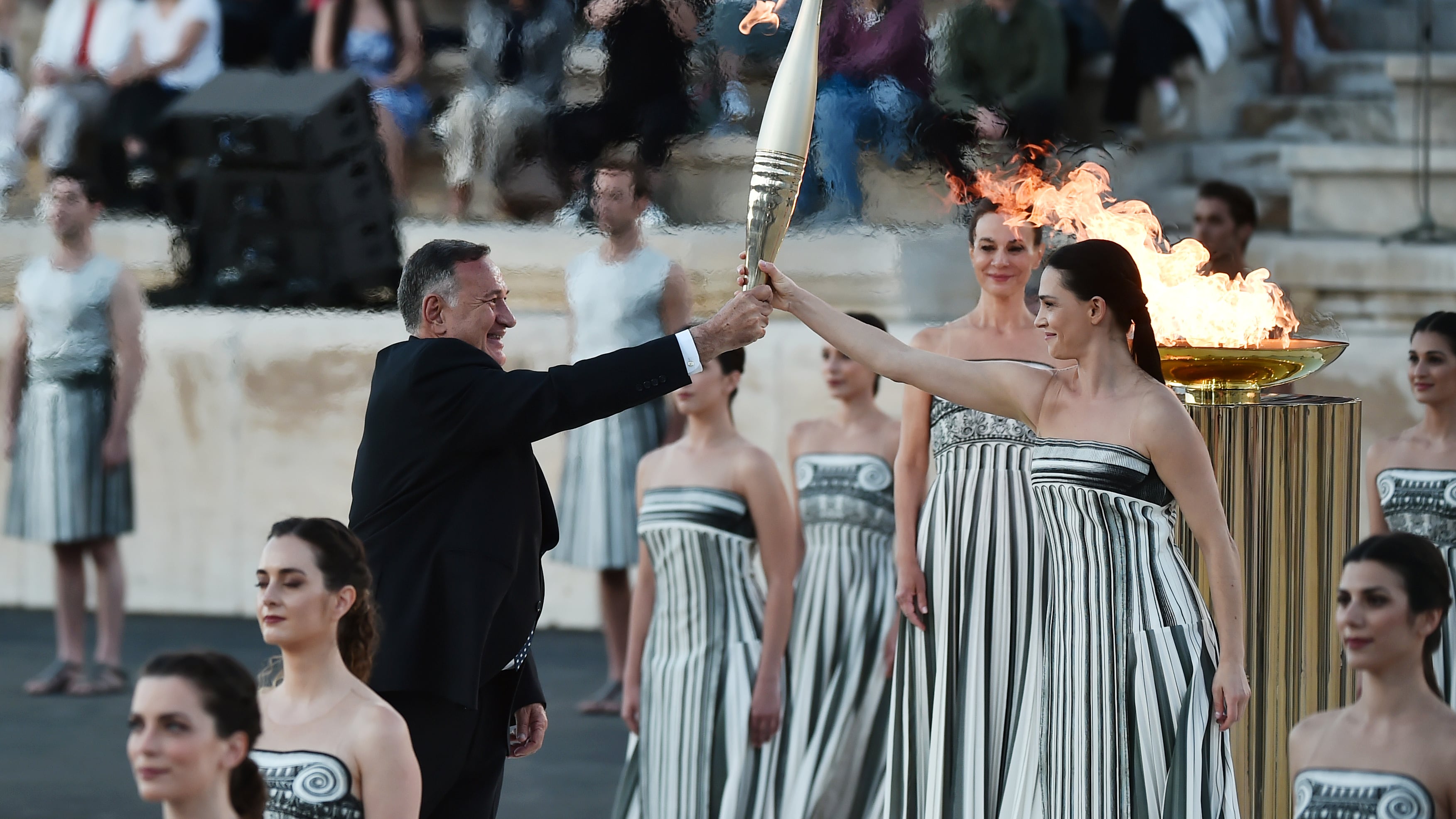 Tony Estanguet, presidente del Comité Organizador de París 2024, recibió la llama olímpica.