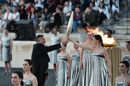 Comité Organizador de París 2024 recibió la llama olímpica en Grecia