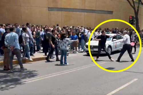 Hombres pelean durante el Simulacro Nacional 2025 en calles de la CDMX