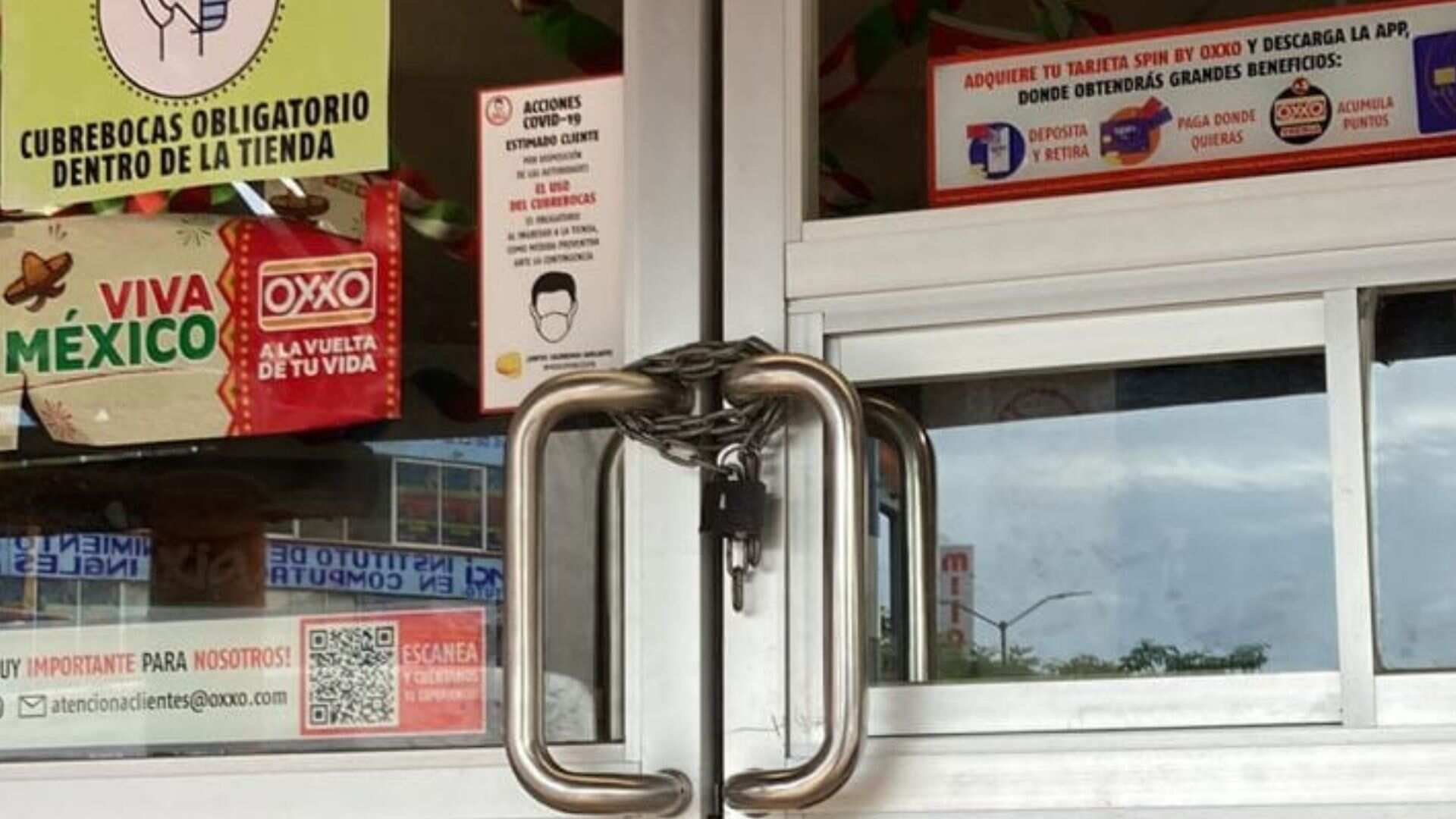 Tiendas de conveniencia se mantienen cerradas por extorsiones en Zihuatanejo y Petatlán, Guerrero.