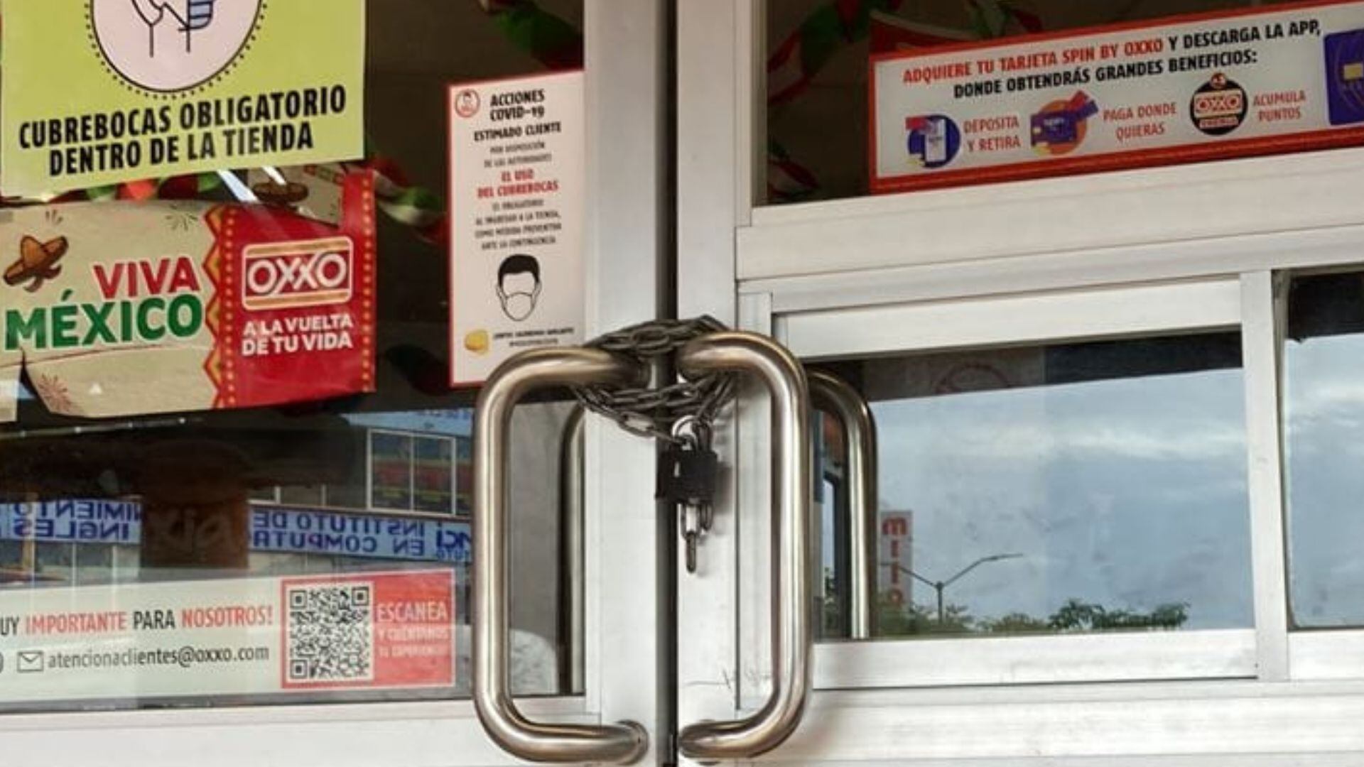 Tiendas de conveniencia se mantienen cerradas por extorsiones en Zihuatanejo y Petatlán, Guerrero.