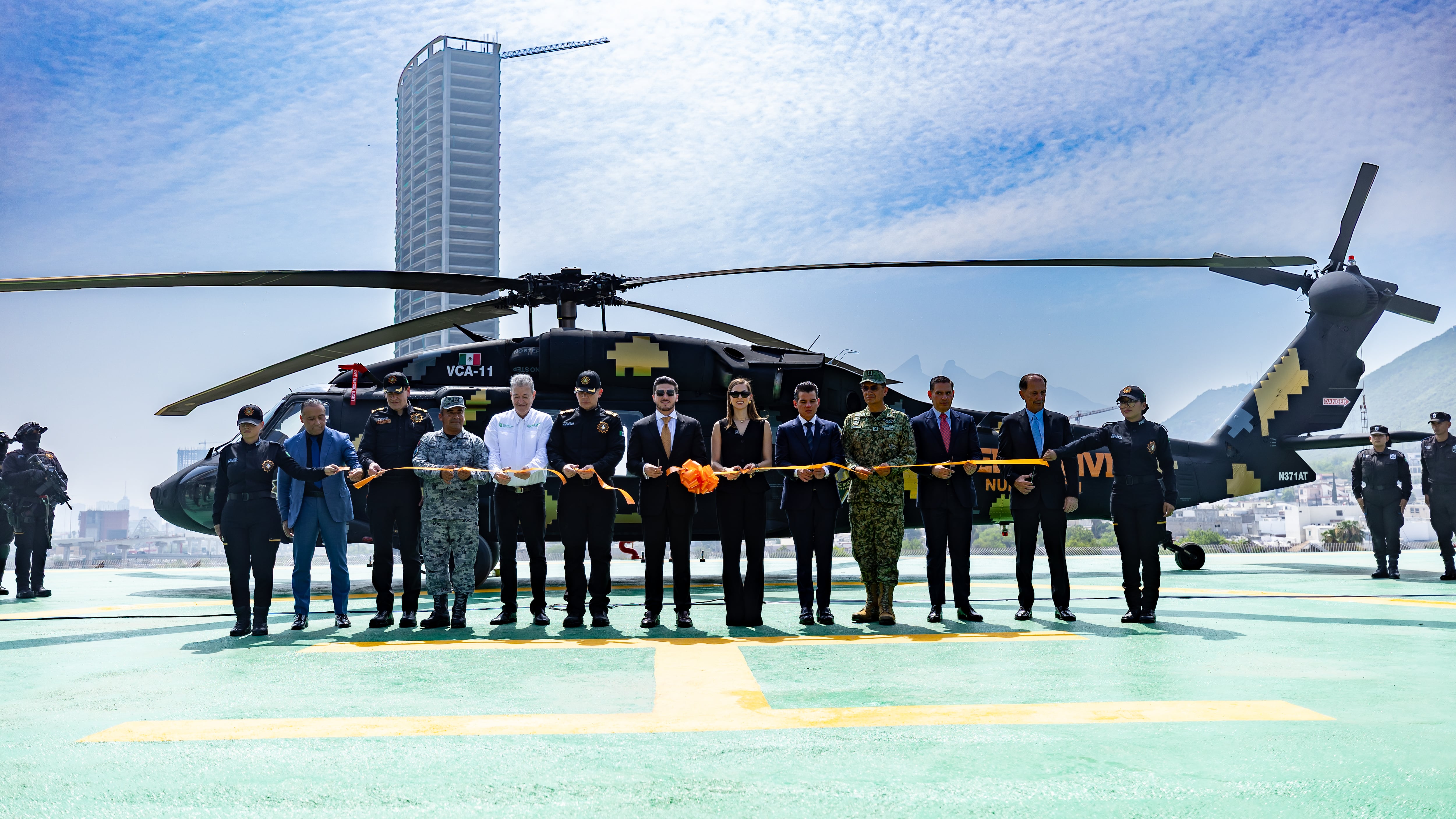 El modelo Sikorsky UH-60L Black Hawk es una versión mejorada del icono helicóptero utilitario bimotor de carga media.