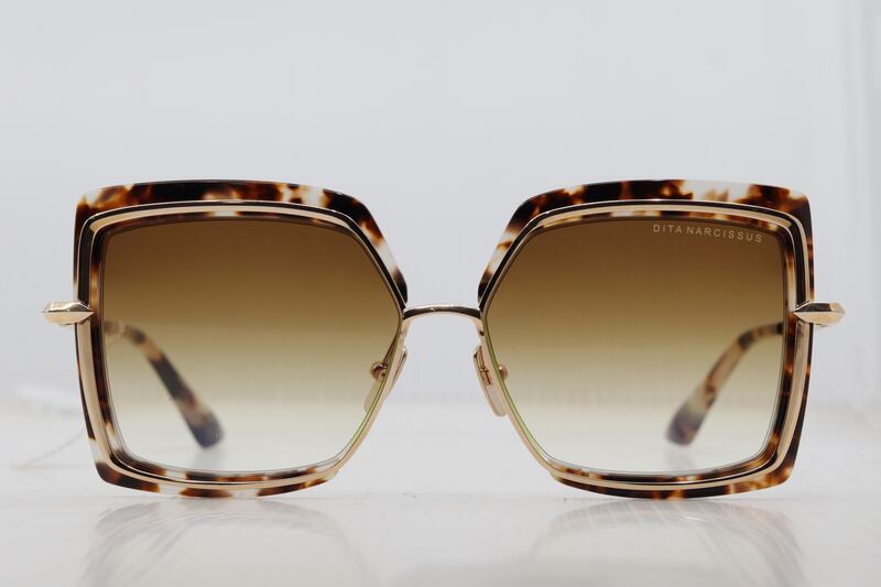 Te damos algunos tips para escoger tus gafas de sol y cómo cuidar tus ojos de los rayos UV. Además una propuesta innovadora para adquirir lentes de marcas de lujo